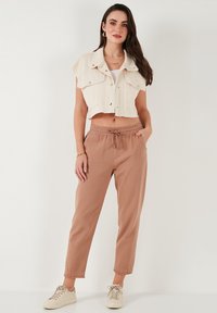 LELA REGULAR FIT - Hlače - camel