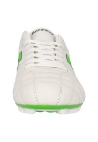 Valkoinen jalkapallokenkä vihreillä yksityiskohdilla, sileä nahkamateriaali, nauhallinen muotoilu, teksturoitu ompelu ja vihreä kumipohja, jossa on nappulat.