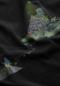 Grafische illustratie op zwarte stof, met een gestileerd huis, groene details en een figuur met een kleurrijke omranding in een rasterpatroon.