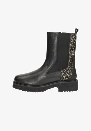 Stivale alla caviglia in pelle nera con finitura texturizzata, pannelli laterali elastici e dettaglio maculato sul retro. Suola in gomma piatta per stabilità.