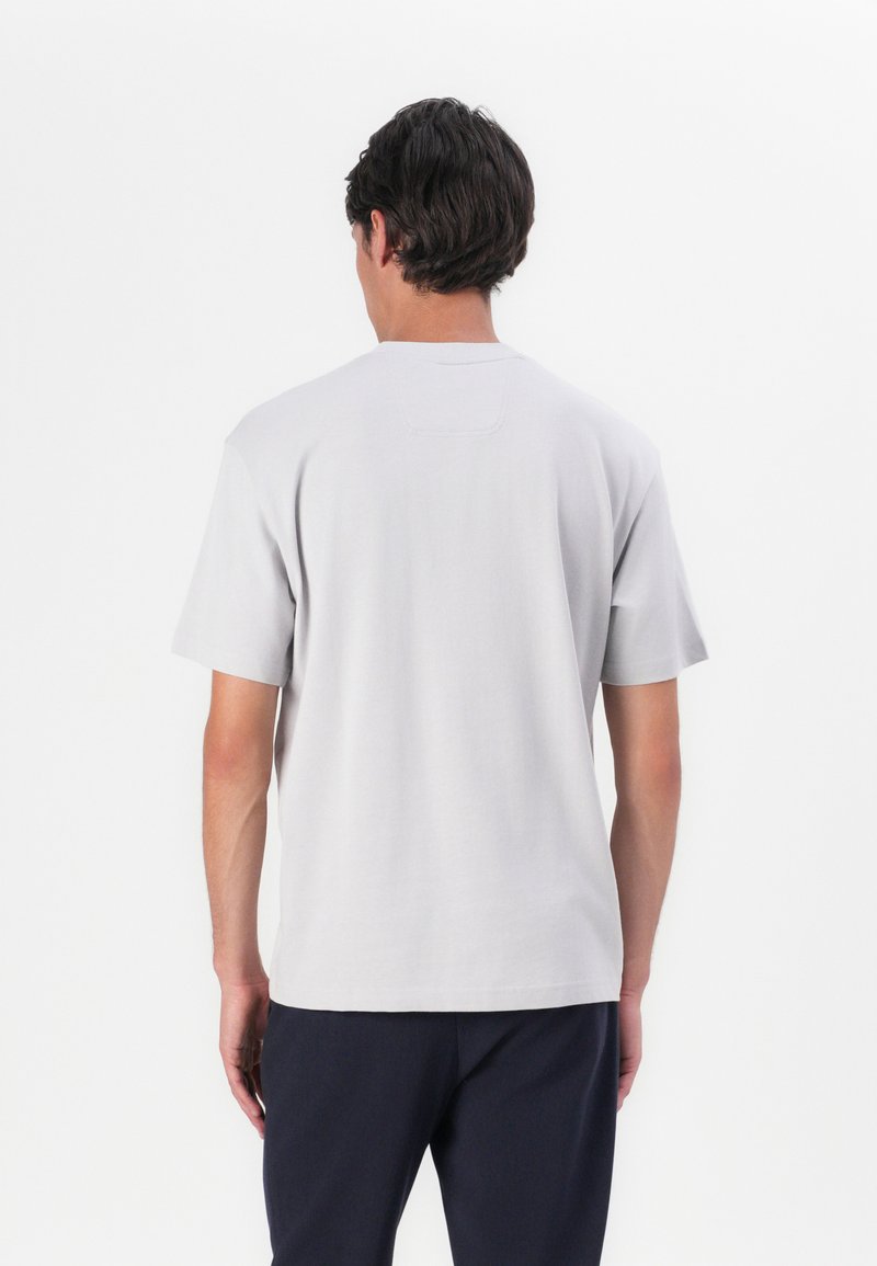 T-shirt grigio chiaro a maniche corte, realizzato in tessuto morbido. Design semplice con taglio dritto e senza grafiche o motivi visibili.