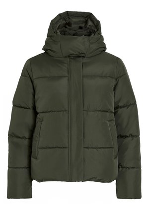 Giacca verde oliva, morbida e imbottita, con colletto alto e cappuccio. Presenta cuciture orizzontali, tasche laterali e chiusura frontale con zip.