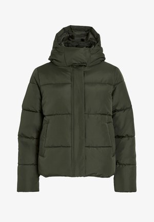 Casaco almofadado verde-azeitona com gola alta e capuz. Apresenta costuras horizontais, bolsos laterais e fecho de correr frontal.