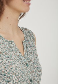 Fransa FRALCRINKLE - Denní šaty - clover green mix