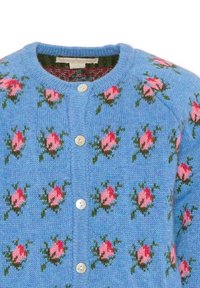 Jasnoniebieski, dziergany kardigan z różowymi i zielonymi wzorami róż, z okrągłym dekoltem i pięcioma białymi guzikami z przodu.