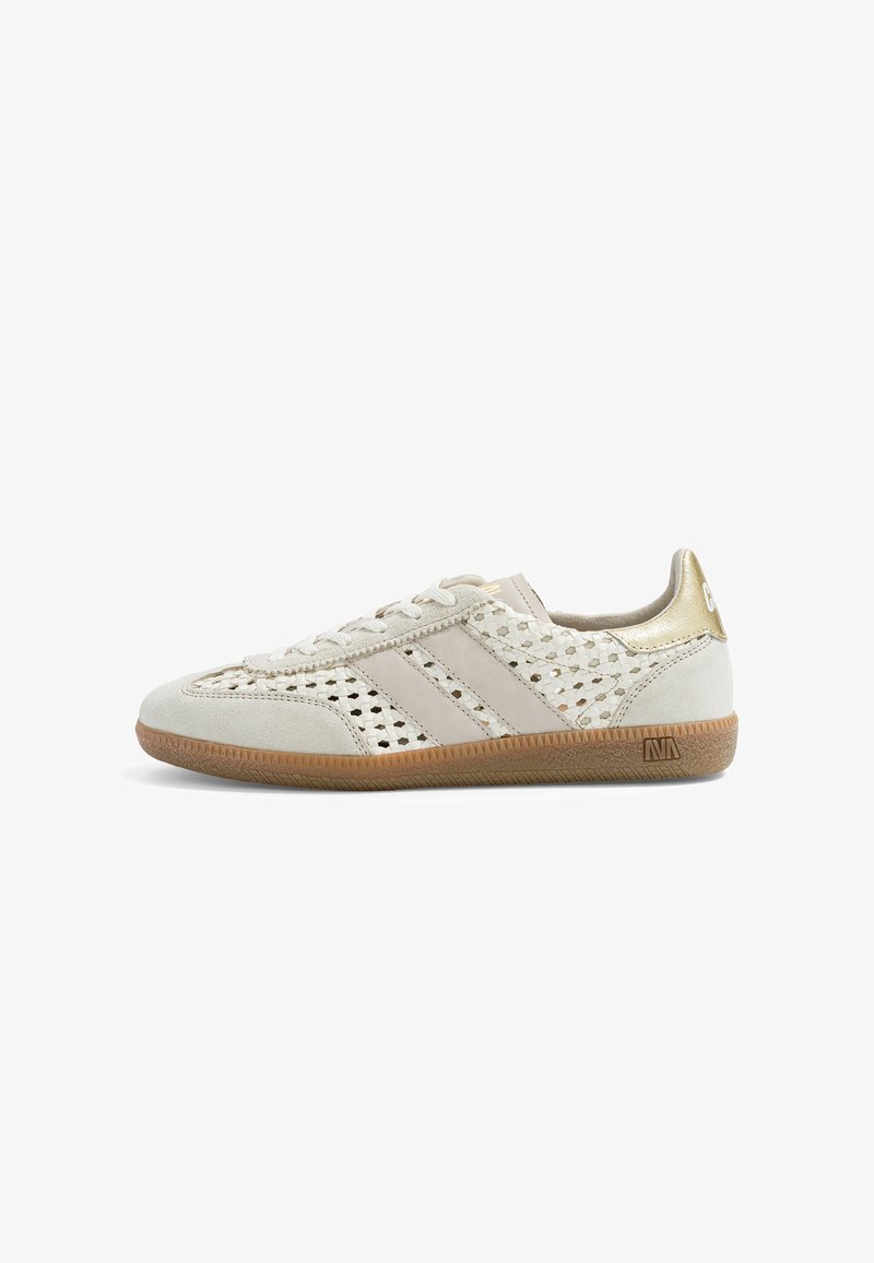 Baskets blanches et beiges à lacets avec des panneaux en mesh tissé, une semelle en caoutchouc et un accent doré au talon, vues de côté.