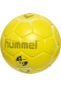 Gul handboll med en texturerad, slät yta. Har varumärket "hummel" i fet svart text och en blå cirkulär etikett med specifikationer.
