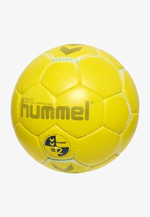 Gul håndbold med en struktureret, glat overflade. Har mærket "hummel" i fede sorte bogstaver og en blå cirkulær etikette med specifikationer.