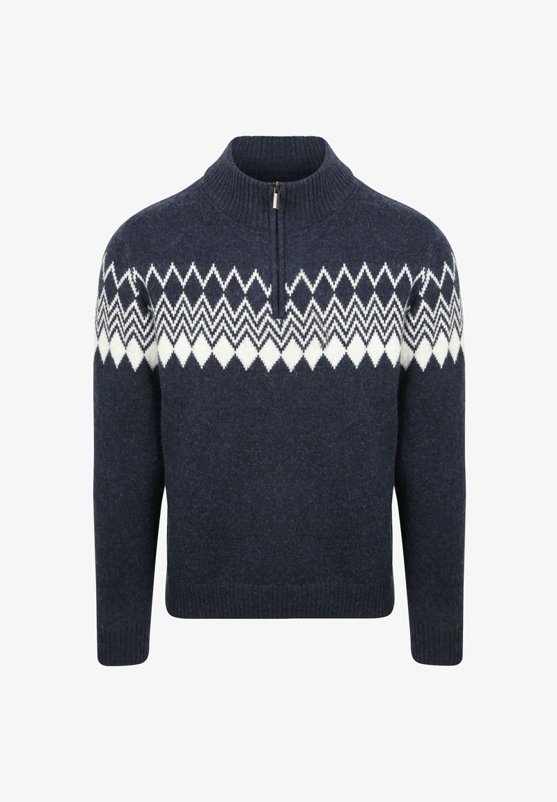 Dunkelblauer Strickpullover mit weißem Zickzack- und Rautenmuster über der Brust und an den oberen Ärmeln, ausgestattet mit einem halb offenen, gerippten Kragen.