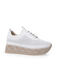 Hvide mesh sneakers med perforeret overdel, beige tekstureret sål og geometriske detaljer. Snørredesign med rund tå og polstret krave.