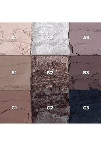 Palette van negen oogschaduws in verschillende tinten: licht crèmekleurig, metallic zilver, bleekpaars, bruin en donker marineblauw. Diverse matte en glanzende texturen.
