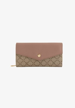 Cartera marrón y beige con un patrón geométrico, tapeta de cuero rosa y un broche circular dorado en el centro.