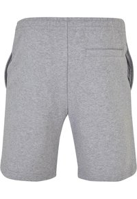Shorts en mélange de coton gris avec une taille élastique, des poches latérales et une seule poche arrière. Texture lisse et design décontracté.