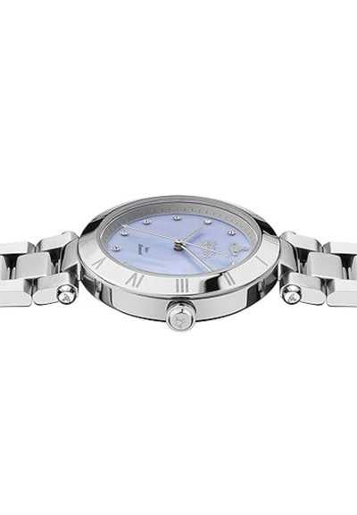 Silverfärgad rostfri stålarmbandsur med en ljusblå urtavla, romerska siffror och en fast bezel. Utöver det har den ett länkarmband och en krona på sidan.