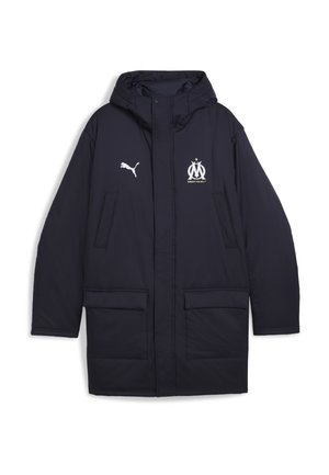 Long manteau bleu marine Puma avec capuche, deux poches avant à rabat et le logo du club de football de Marseille sur la poitrine.