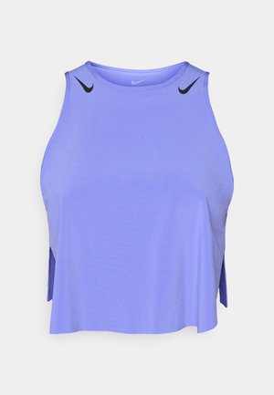 Lila sportliches Tanktop mit lockerem Schnitt, rundem Ausschnitt und schwarzen Nike-Logos auf den Schultern. Mit seitlichen Schlitzen für bessere Atmungsaktivität.