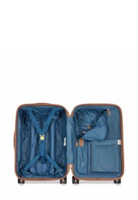 Valise à deux compartiments avec un extérieur marron et un intérieur bleu. Elle dispose de sangles, de poches en maille et de fermetures éclair pour un rangement organisé.