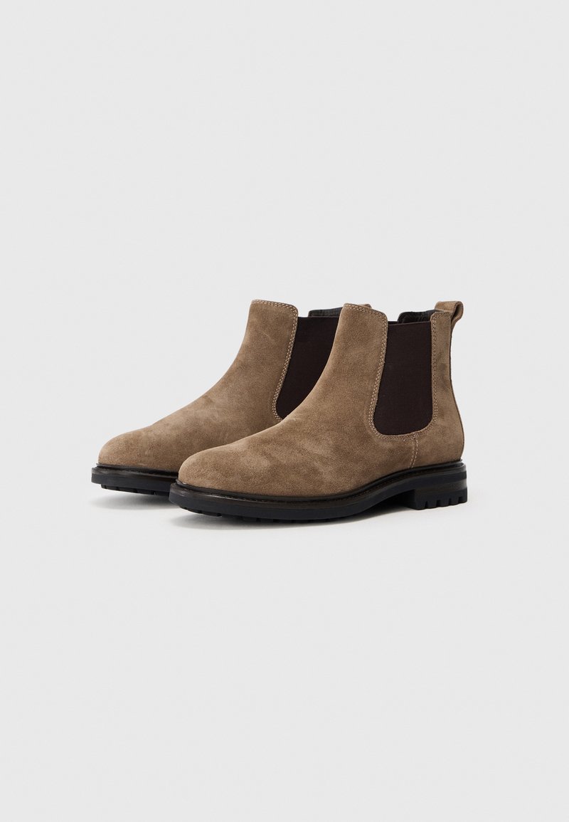 Braune Wildleder Chelsea-Stiefel mit schwarzen elastischen Seitenpaneelen, runder Zehenform und strukturiertem Gummisohle. Minimalistisches Design mit Nähakzenten.