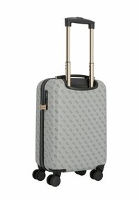 Maleta rígida gris claro con patrón de monograma gris oscuro, cremallera negra, cuatro ruedas giratorias negras y asa telescópica extensible dorada.