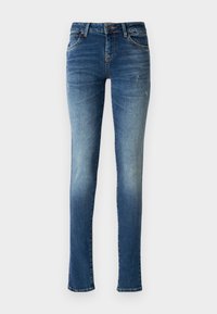 Vaqueros de mezclilla azul claro con un diseño ajustado, que cuentan con una cinturilla estándar, un sutil efecto de desgaste y un ligero detalle desgastado en las rodillas.