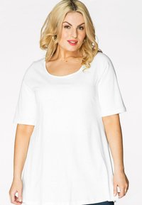 Witte t-shirt met een brede ronde hals, korte mouwen en een relaxte fit. Gemaakt van zacht materiaal met een gladde textuur.