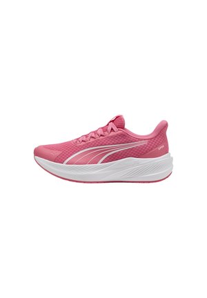 Chaussure de course Puma rose avec semelle blanche, tige en mesh, design à lacets et bande logo sur le côté, vue de profil droit.