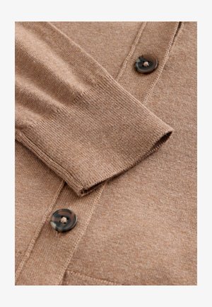 Braune Strickjacke mit langen Ärmeln, Rundhalsausschnitt und einem einzelnen dunklen Knopfdetail auf der Vorderseite. Weiche Textur.