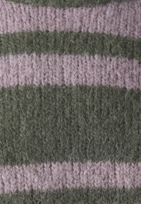 Tissu tricoté rayé présentant des bandes horizontales alternées vertes et rose clair. La texture est douce avec un aspect duveteux.