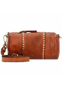 Borsa cilindrica in pelle marrone con borchie metalliche dorate lungo il lato, una tracolla removibile e una maniglia superiore per il trasporto.