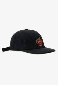 Gorra de béisbol de pana negra con visera curva, con un logotipo de manzana amarillo bordado y texto en la parte delantera. Correa ajustable en la parte trasera.
