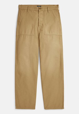 Khakifarbene Chinos mit geradem Bein, zwei Seitentaschen, Knopfverschluss und einer strukturierten Stoffoberfläche.