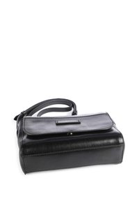 Borsa a tracolla in pelle nera con forma rettangolare, chiusura a pattina e tracolla regolabile. Texture liscia con una leggera lucentezza.
