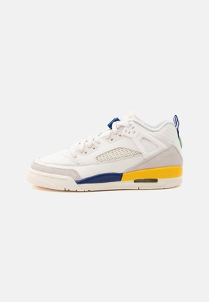 Biały sneaker sportowy z detalami z siateczki i zamszu, niebieskim i żółtym akcentem na podeszwie środkowej oraz sznurowanym zapięciem, pokazany z profilu bocznego.