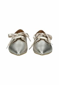 Scarpe a punta metalliche argento con lacci in raso, caratterizzate da una texture liscia e un design a suola piatta.