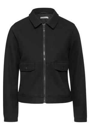 Chaqueta negra con cremallera, cuello con solapa, dos bolsillos frontales y una tela texturizada. Presenta un diseño ajustado y puños acanalados.