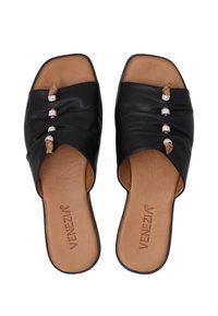 Sandales à glissière en cuir noir avec un design froncé, ornées de trois clous en argent décoratifs et d'une semelle intérieure en cuir tan.