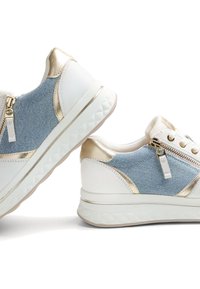 Sneaker bianche e in denim con accenti dorati, pannelli laterali testurizzati, zip decorativa e suola bianca imbottita e scanalata.