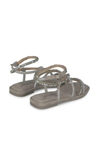 Grijze suède sandalen met meerdere banden versierd met kleine zilveren embellishments. Platte zool, verstelbare enkelband en open ontwerp.