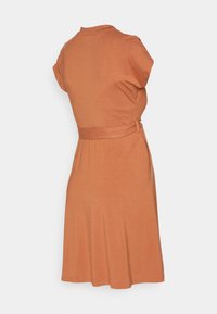 Vestido laranja enferrujado feito de um tecido macio, com mangas curtas, cintura ajustada com um cinto e um design de saia evazada.