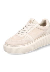 Beige Wildlederschuh mit strukturiertem, erhöhtem Gummisohle, runder Zehenform und Schnürverschluss. Verfügt über dezente Nähte und Branding-Details.