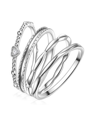Set di cinque anelli in argento con design vari: uno con dettaglio a forma di cuore, fasce testurizzate, forme intrecciate e superfici lisce.
