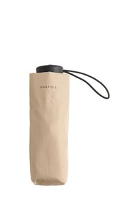 Beżowy składany parasol z cylindrycznym czarnym uchwytem, zabezpieczony czarną elastyczną taśmą. Materiał wydaje się gładki i lekki.