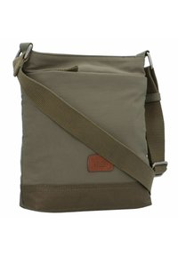 Borsa a tracolla verde oliva realizzata in tessuto resistente, con una tracolla texturizzata e un'applicazione in pelle marrone con logo. Presenta una forma rettangolare.
