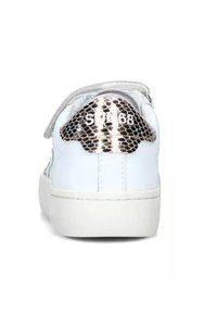 Sneaker bianca con tomaia in sintetico liscio, dettaglio in stampa serpente argentata sul tallone e suola in gomma bianca. Il retro presenta il logo "SUN68".