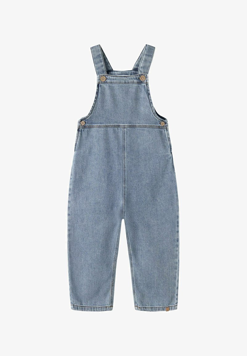 Salopette en denim bleu clair avec bretelles réglables et fermetures par boutons sur le devant et les côtés, pantalon de longueur raccourcie.