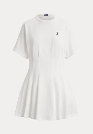 Biele krátke šaty s priliehavým pásom a rozšírenou sukňou, zdobené malým tmavomodrým vyšívaným logom na hrudi.