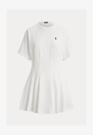 Robe blanche à manches courtes avec taille cintrée et jupe évasée, ornée d'un petit logo brodé bleu marine sur la poitrine.