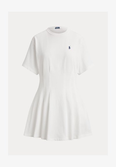 Λευκό φόρεμα με κοντά μανίκια, εφαρμοστή μέση και φούστα που ανοίγει, με μικρό κέντημα λογότυπου σε ναυτικό μπλε στο στήθος.