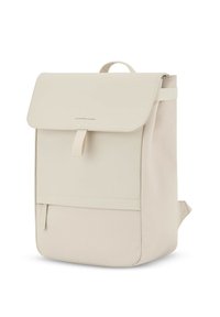 Zaino beige con patta pieghevole, manico superiore, spallacci regolabili, tasca frontale e finitura testurizzata. Caratterizzato da un marchio minimale.
