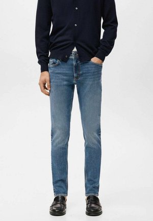 - Jeansy Slim Fit